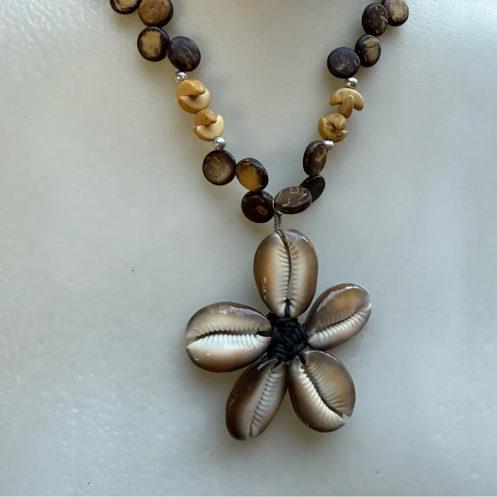 Cowrie Shell Flower Pendant Necklace Pendant Handcrafted Boho Beachy Glossy - Picture 2 of 7